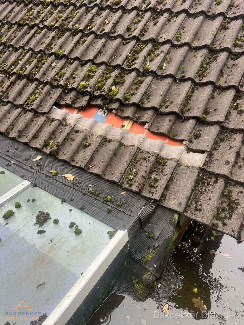 Beschadigd pannendak met ontbrekende dakpannen voor reparatie in Drachten Beschadigd pannendak met ontbrekende dakpannen voor reparatie in Drachten