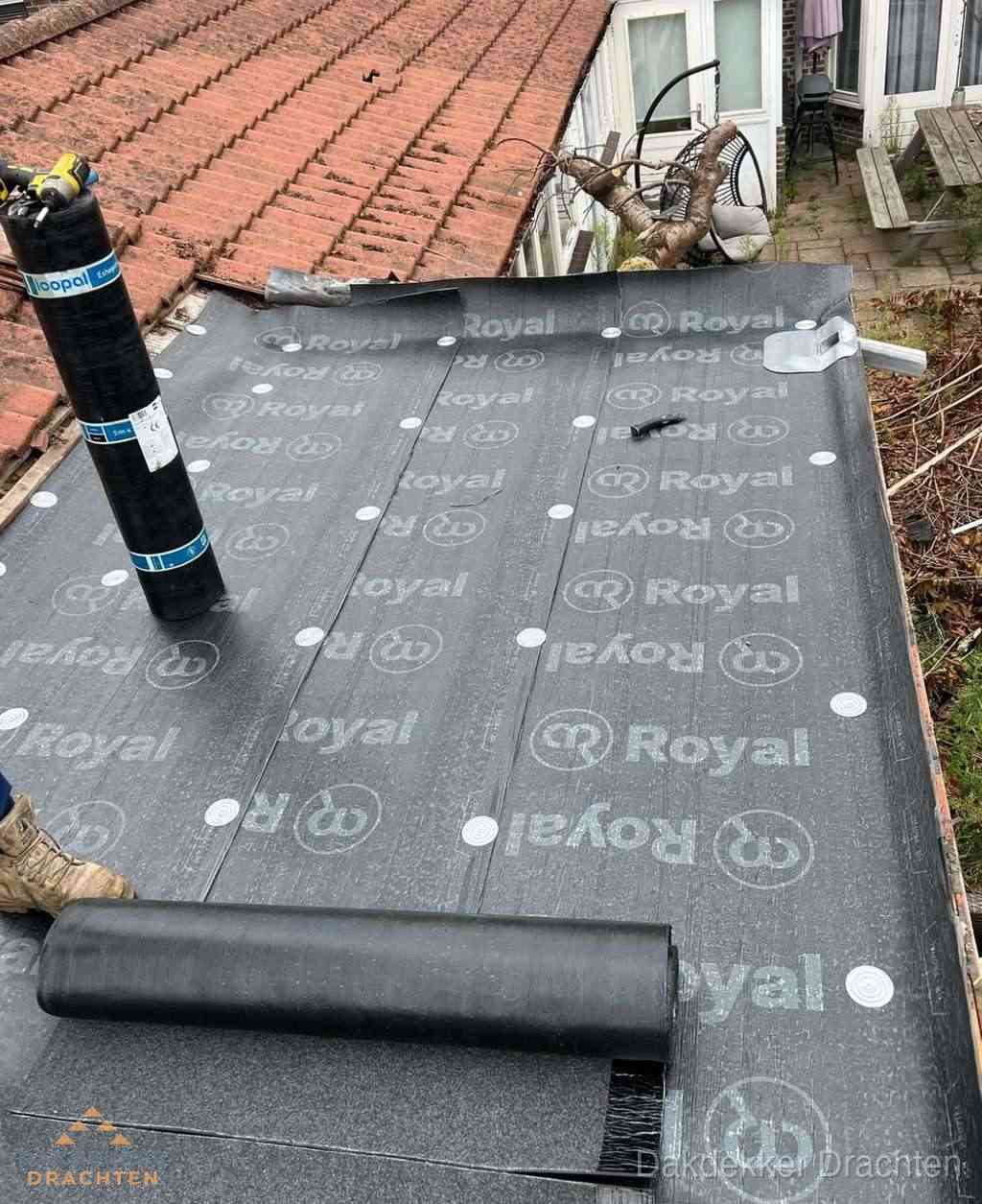 Plat dak met nieuwe bitumen dakbedekking en brandgereedschap in Drachten Plat dak met nieuwe bitumen dakbedekking en brandgereedschap in Drachten
