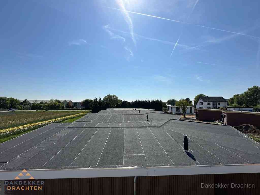 Groot plat dak met bitumen dakbedekking op bedrijfspand in Drachten Groot plat dak met bitumen dakbedekking op bedrijfspand in Drachten