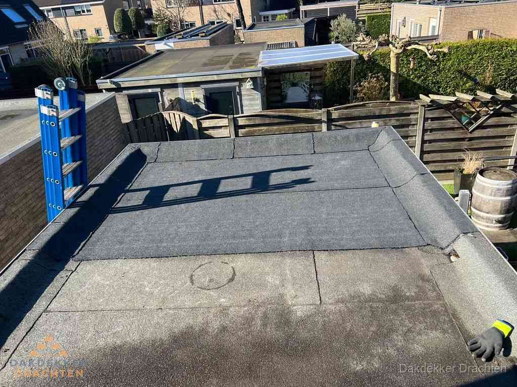 Dakdekker legt onderlaag op plat dak met houten constructie in Drachten Dakdekker legt onderlaag op plat dak met houten constructie in Drachten