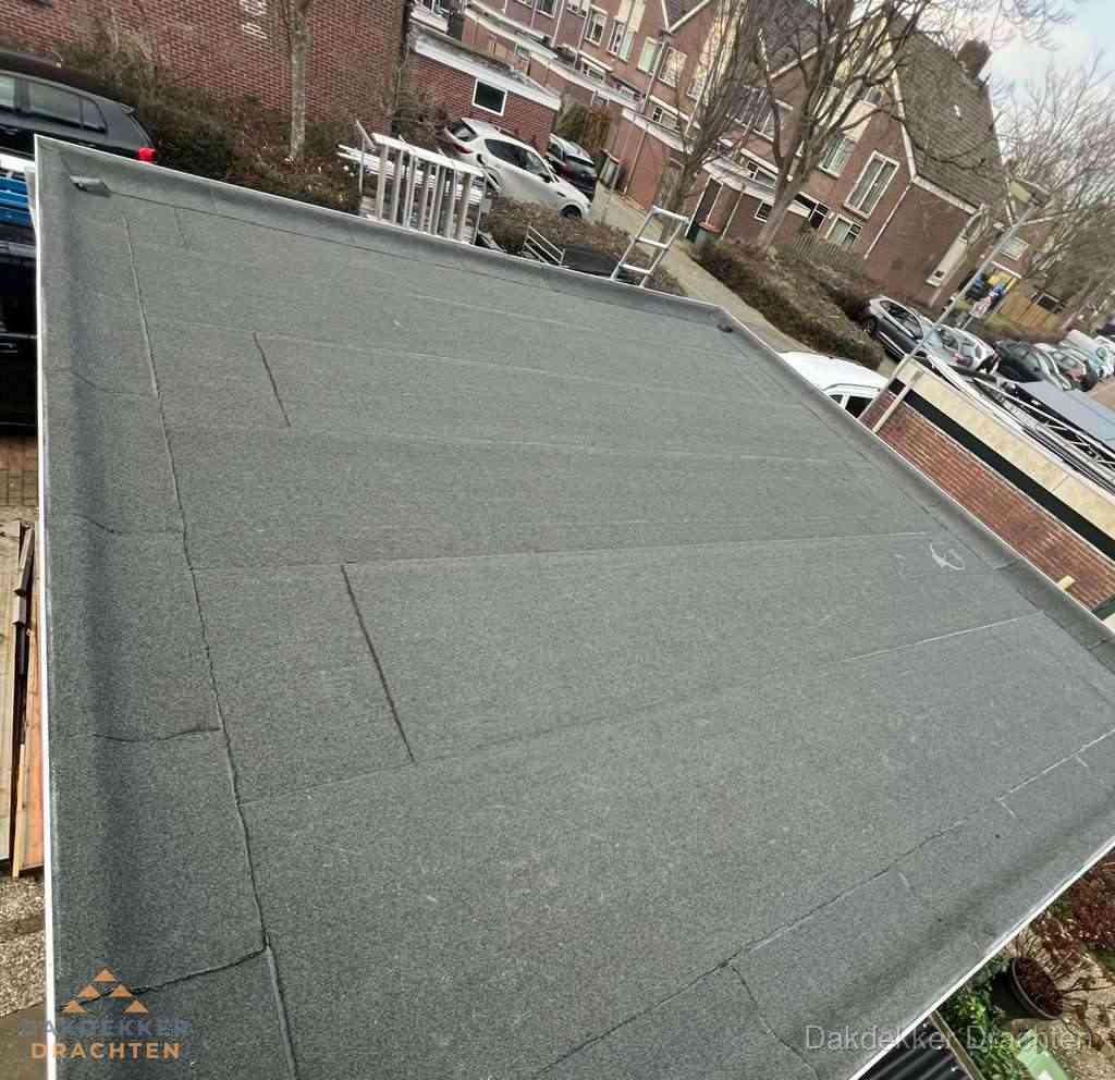 Nieuwe bitumen dakbedekking op plat dak van garage in Drachten Nieuwe bitumen dakbedekking op plat dak van garage in Drachten