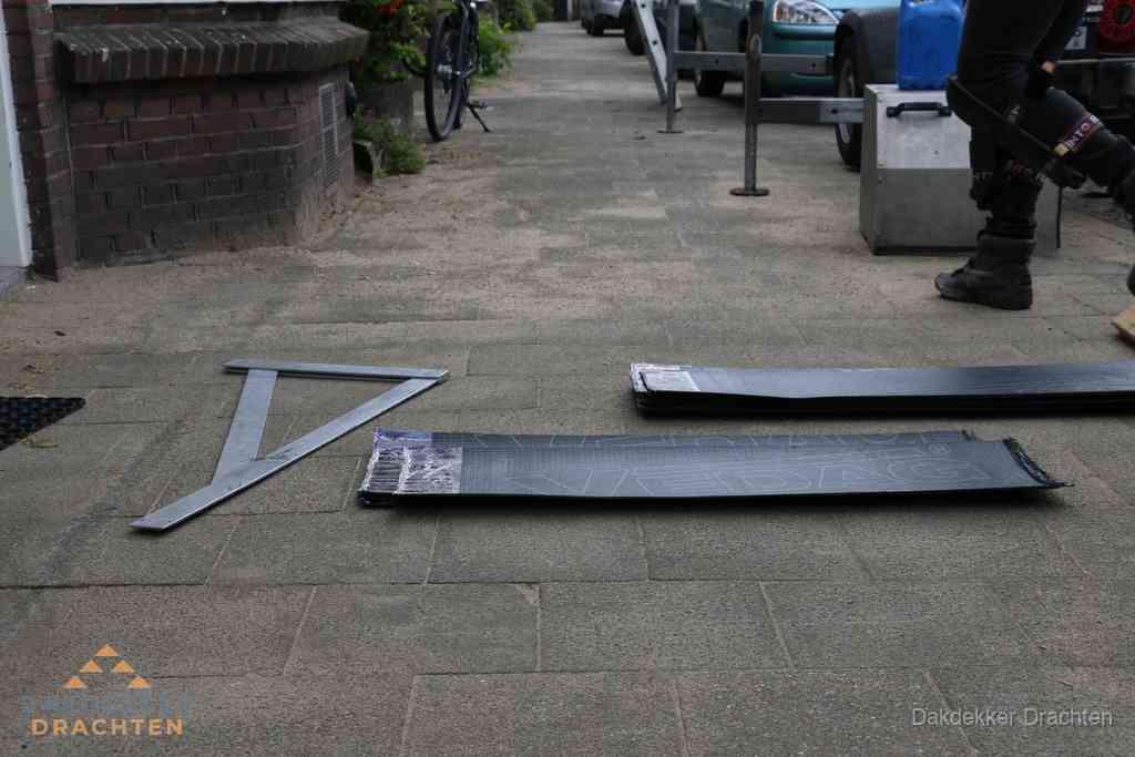 Dakbedekkingsmateriaal en zinkwerk klaargelegd voor reparatie in Drachten Dakbedekkingsmateriaal en zinkwerk klaargelegd voor reparatie in Drachten