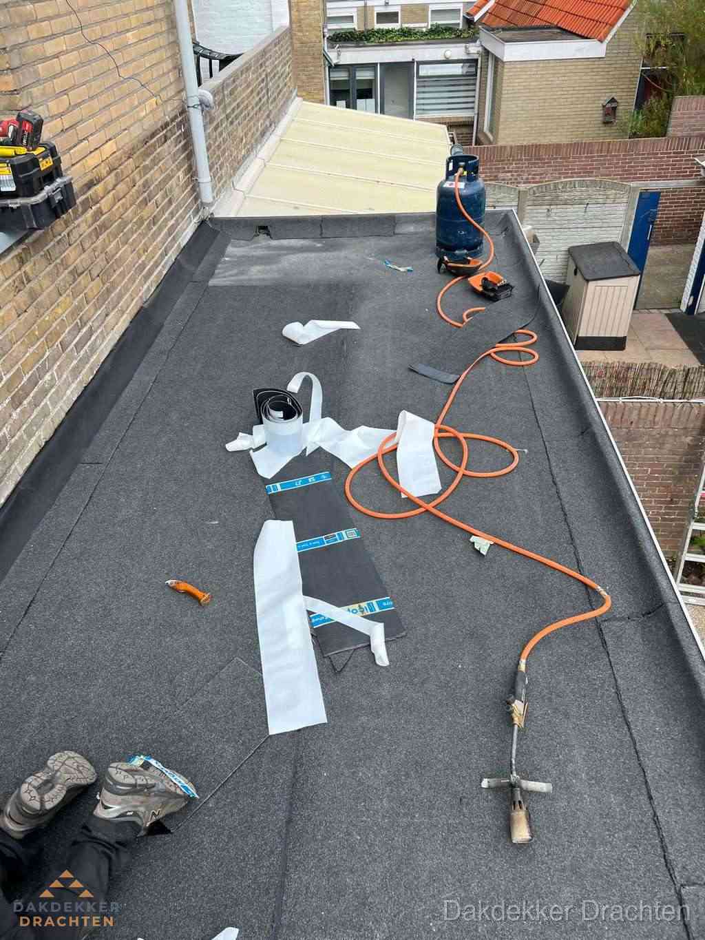 Dakdekker brengt EPDM dakbedekking aan op plat dak in Drachten Dakdekker brengt EPDM dakbedekking aan op plat dak in Drachten
