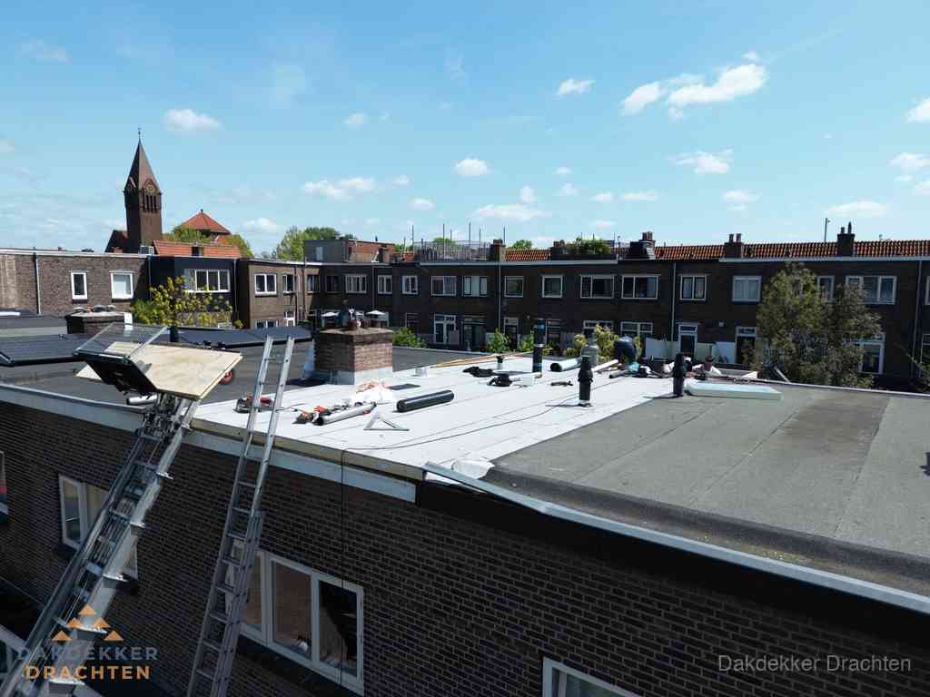 Dakdekkers aan het werk op plat dak in Drachten Dakdekkers aan het werk op plat dak in Drachten