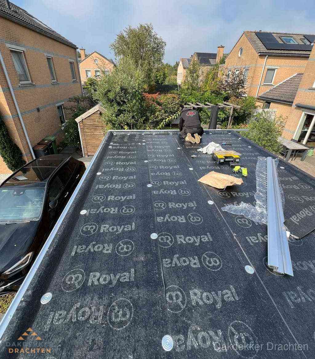 Dakdekker aan het werk op plat dak renovatie in Drachten Dakdekker aan het werk op plat dak renovatie in Drachten
