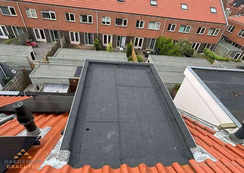 Plat dak met bitumen bedekking naast dakkapel in Drachten Plat dak met bitumen bedekking naast dakkapel in Drachten