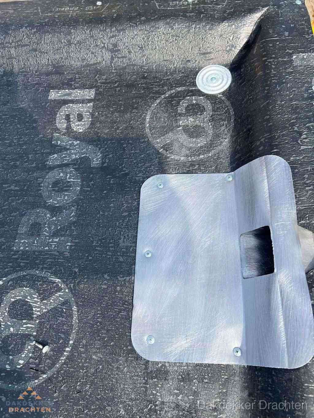 Dakdoorvoer met metalen afvoerplaat op bitumen dak in Drachten Dakdoorvoer met metalen afvoerplaat op bitumen dak in Drachten