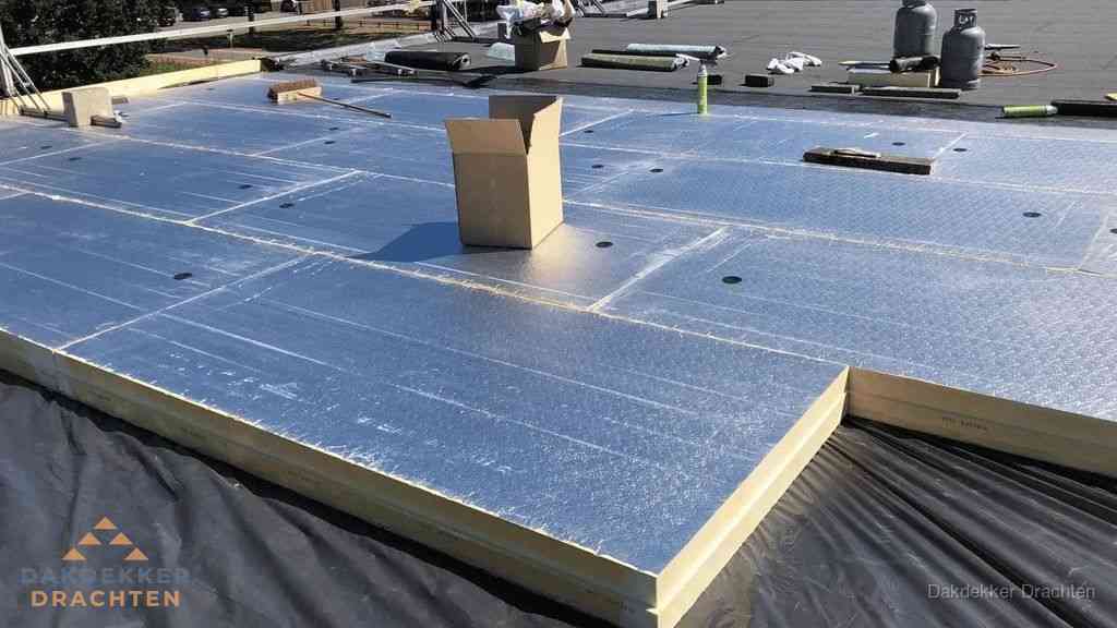 PIR isolatieplaten worden gelegd op plat dak voor dakisolatie in Drachten PIR isolatieplaten worden gelegd op plat dak voor dakisolatie in Drachten