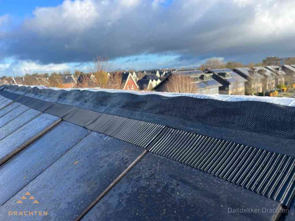 Dakisolatie bij de nok met ventilatieprofiel op schuin dak in Drachten Dakisolatie bij de nok met ventilatieprofiel op schuin dak in Drachten