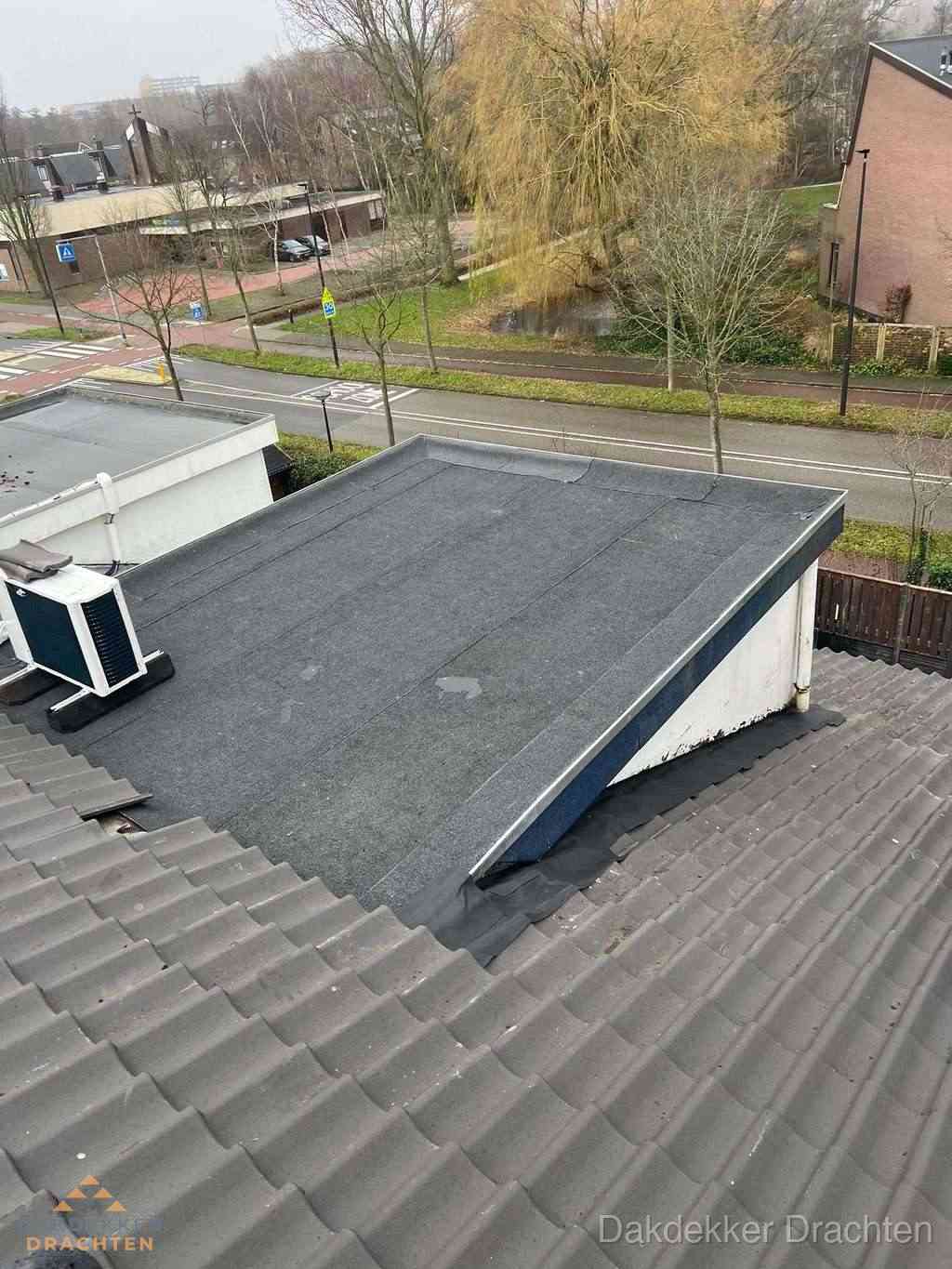 Plat dak met bitumen dakbedekking naast schuin pannendak in Drachten Plat dak met bitumen dakbedekking naast schuin pannendak in Drachten