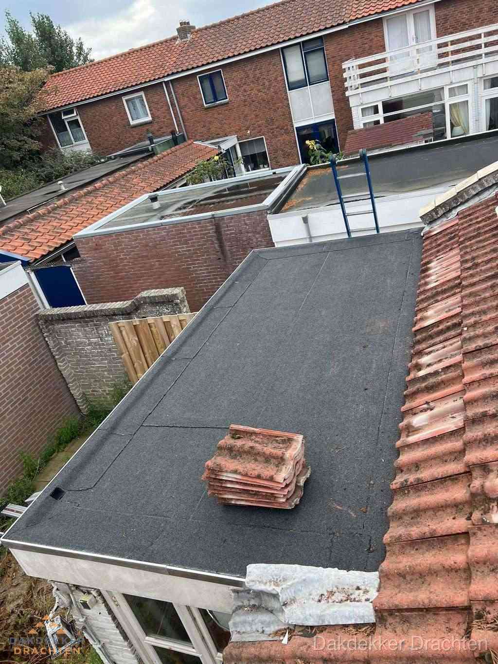 Aanbouw plat dak met reservepannen voor dakpannen vervangen in Drachten Aanbouw plat dak met reservepannen voor dakpannen vervangen in Drachten