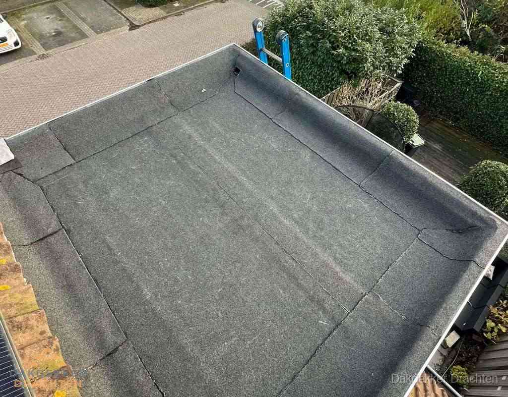 Gerenoveerd plat dak met nieuwe bitumen dakbedekking in Drachten Gerenoveerd plat dak met nieuwe bitumen dakbedekking in Drachten