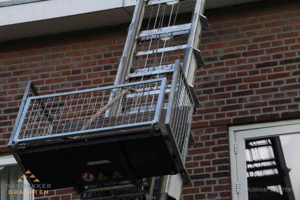 Ladderlift met dakpannen voor dakpan reparatie in Drachten Ladderlift met dakpannen voor dakpan reparatie in Drachten