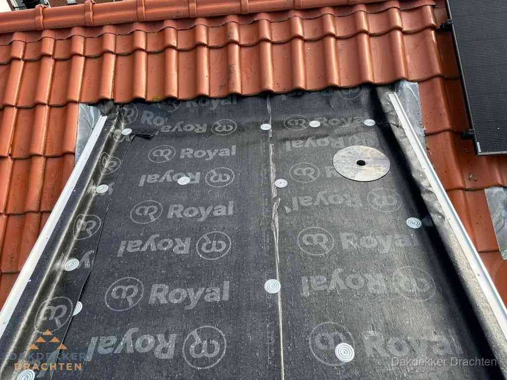 Nieuw dak met dakpannen en Royal onderlaag bij woning in Drachten Nieuw dak met dakpannen en Royal onderlaag bij woning in Drachten