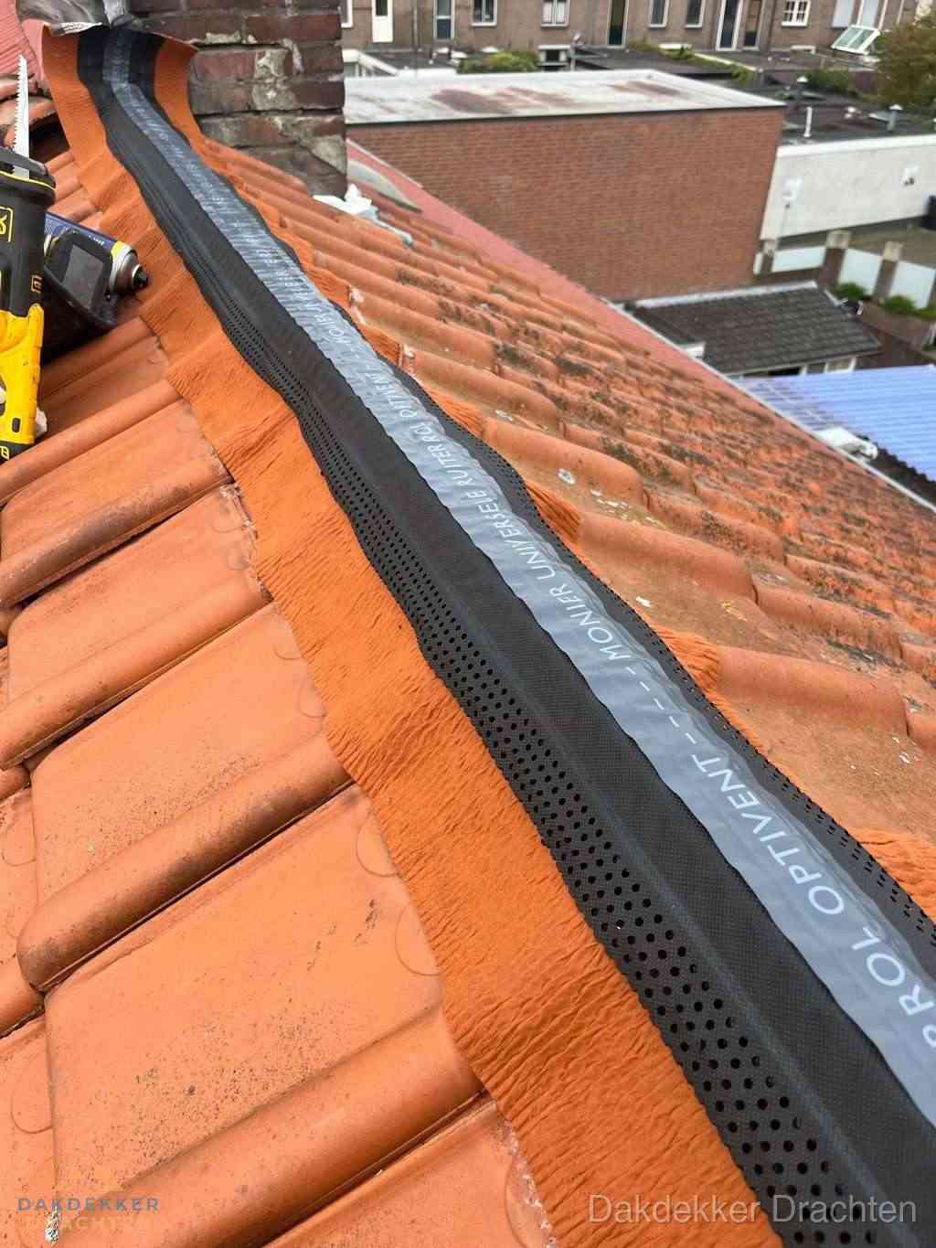 Plat dak aanbouw met bitumen naast schuin pannendak in Drachten Plat dak aanbouw met bitumen naast schuin pannendak in Drachten