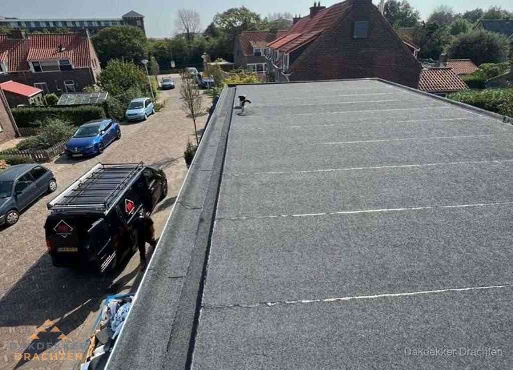 Nieuw bitumen plat dak met uitzicht over landschap in Drachten Nieuw bitumen plat dak met uitzicht over landschap in Drachten
