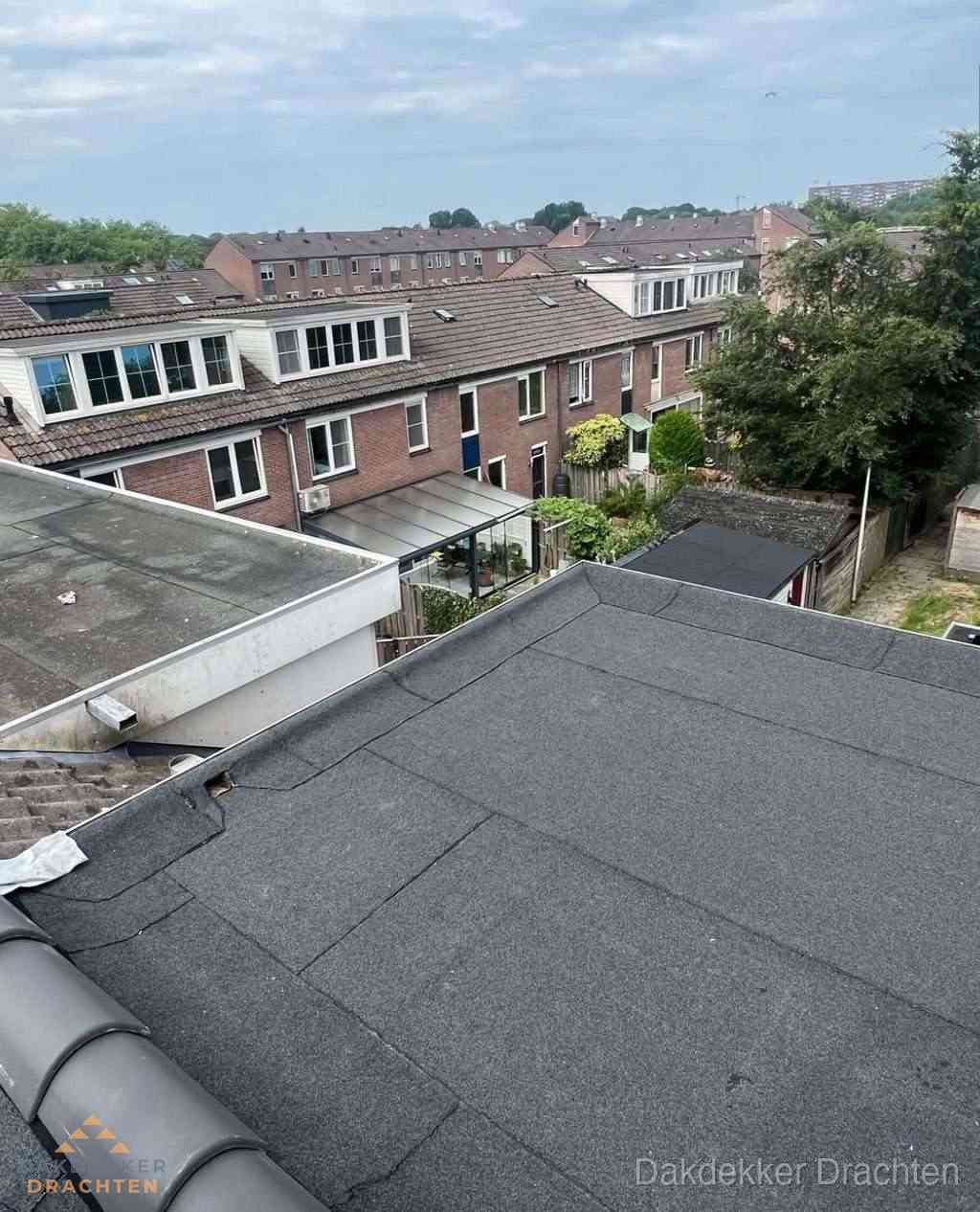 Vernieuwd plat dak met bitumen in woonwijk in Drachten Vernieuwd plat dak met bitumen in woonwijk in Drachten