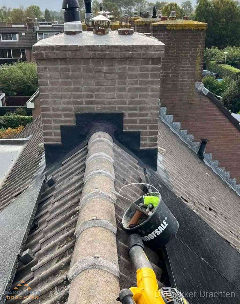 Dakdekker repareert bitumen dakleer bij dakdoorvoer in Drachten Dakdekker repareert bitumen dakleer bij dakdoorvoer in Drachten